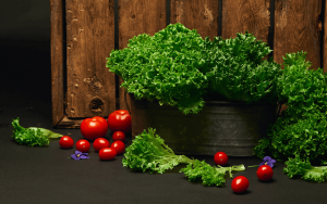 Hortiherttua fiilsikuva salaatista ja tomaatista